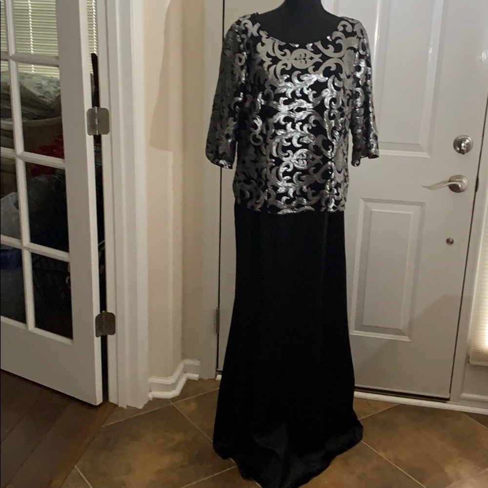 Le Bos Black and Silver Sequin Bodice Stretch Crepe Mermaid Gown - 14 W